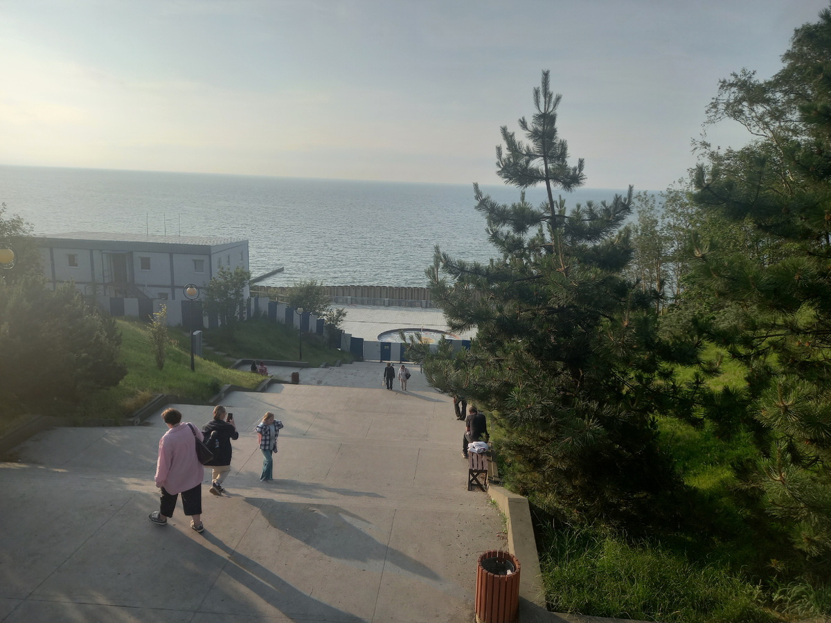 Спуск к солнечным часам. Но они тоже пока закрыты