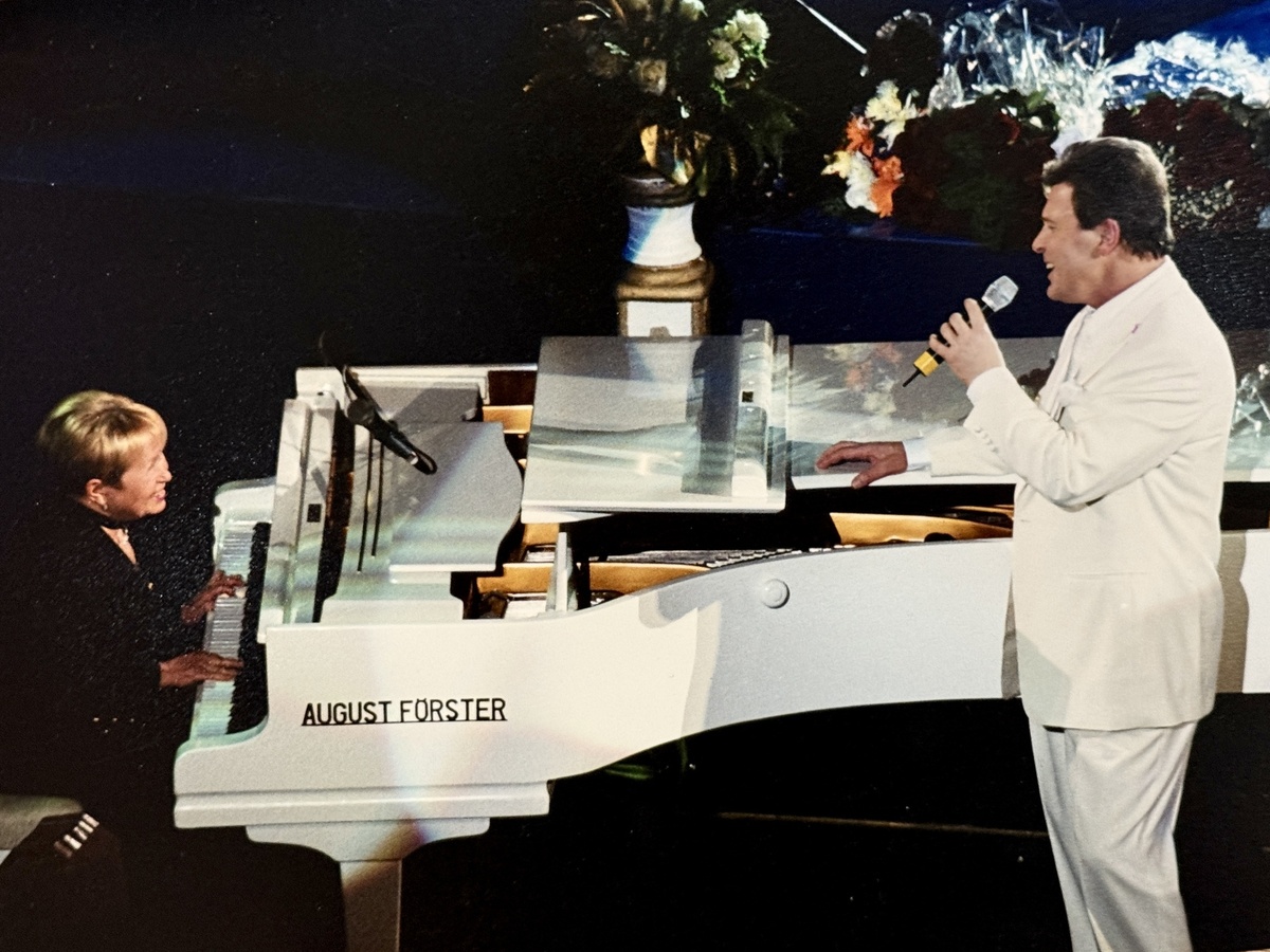     Композитор Александра Пахмутова и певец Лев Лещенко. / Из личного архива