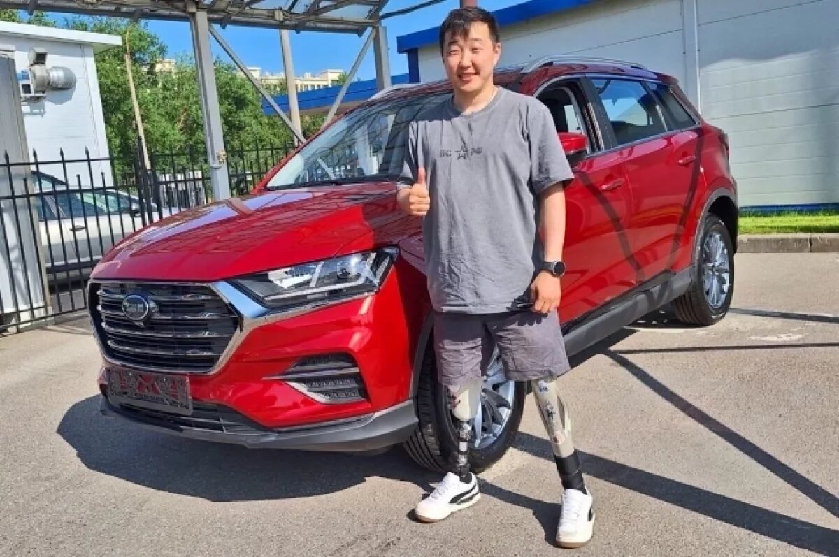    За новой машиной Сергей Надмидон приехал, как все – на общественном транспорте..