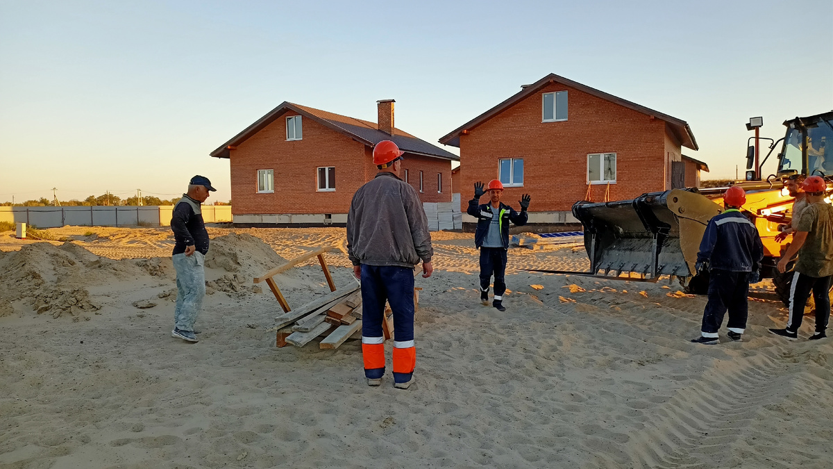 С этими ребятами я начинала работу на вахте в Ростовской области по отделке посёлка эксплуатационников Багаевского гидроузла. От них все слова написанные и узнала! Сентябрь 2024 года. Фото автора.