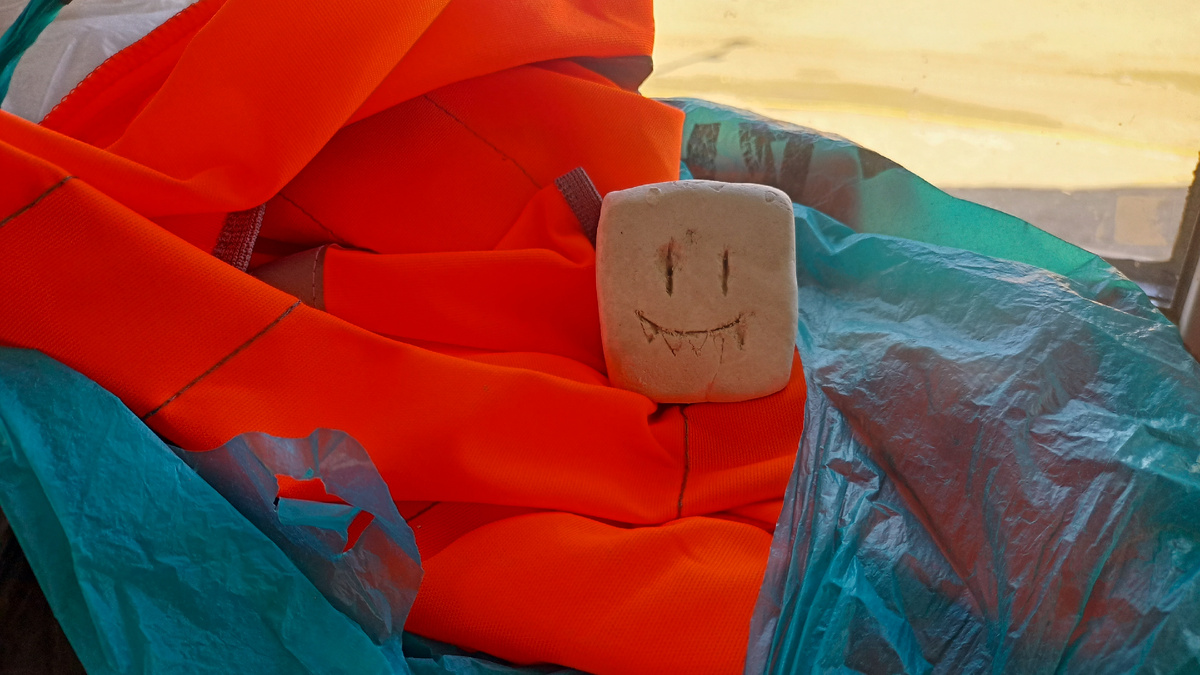  Когда я спрашивала: "Что ты ищешь?" Мне отвечали: "Твое хорошее настроение!" Кто-то слепил эту рожицу из остатков штукатурки. Я ее засняла, когда убиралась. Октябрь 2024 года. Фото автора.