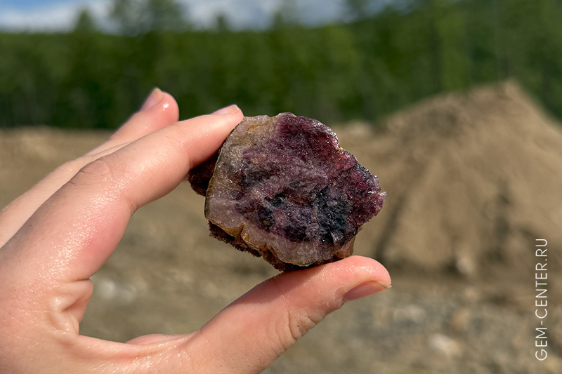 Кристалл турмалина из Малханского месторождения