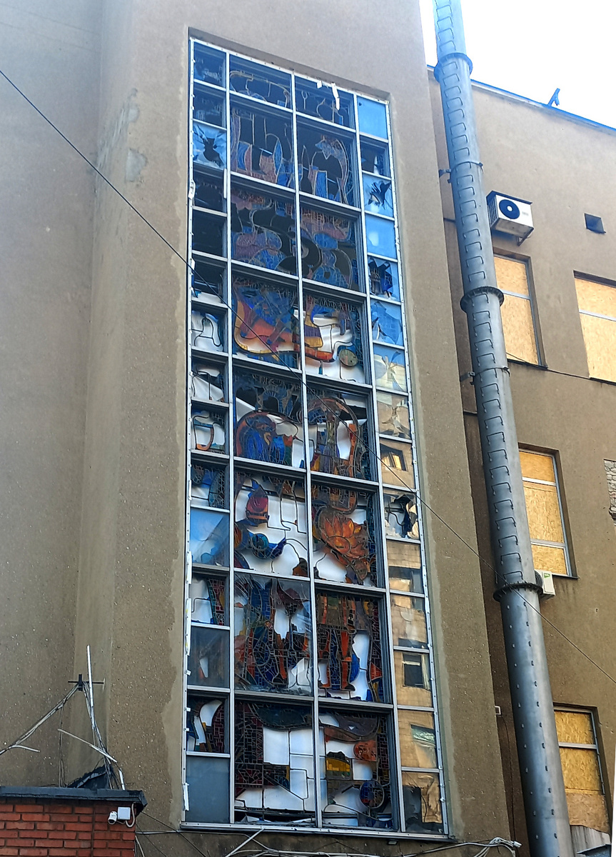 Витражи северного крыла ЦУМа. фото  июль 2025 года