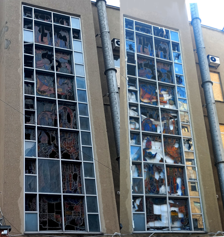 Витражи северного крыла ЦУМа. слева фото февраль 2024 года, справа фото  июль 2025 года