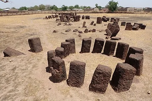 Каменные круги Сенегамбии — африканские «Стоунхенджи», возраст более 1000 лет.