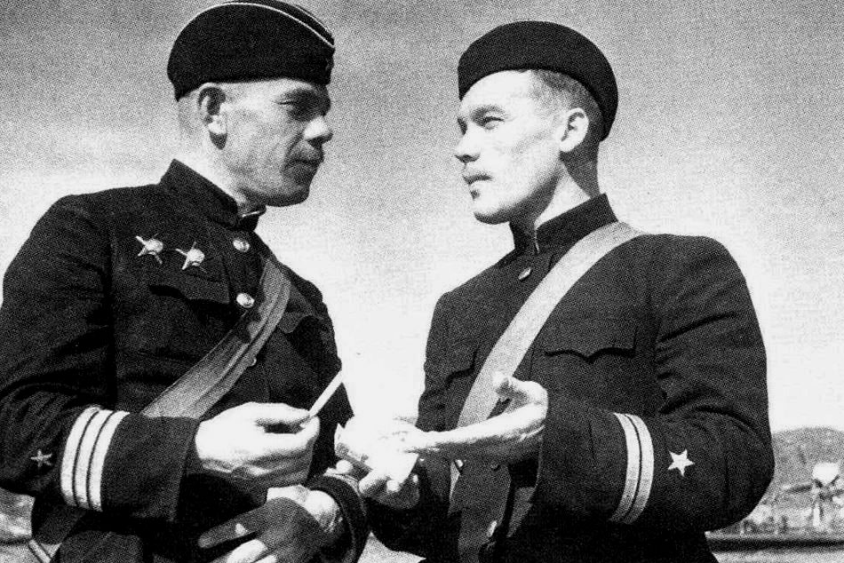 Командир 4-го дивизиона ПЛ капитан 3 ранга Н.И. Морозов и командир «Щ-402» старший лейтенант Н.Г. Столбов. Полярный, лето 1941 года