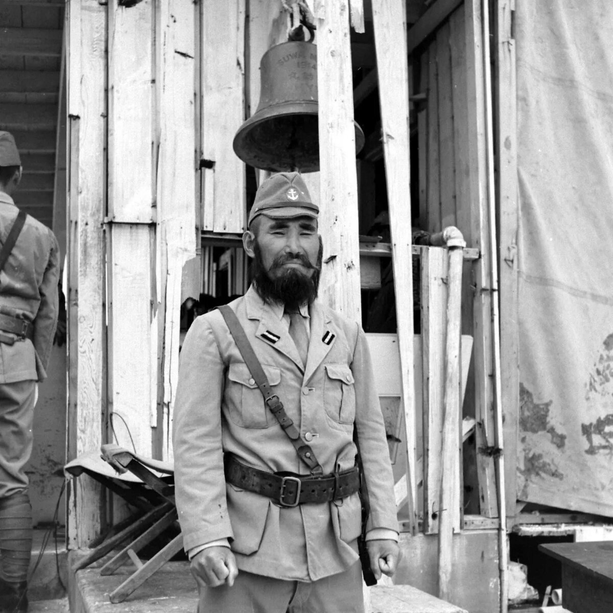 Бородатый капитан-лейтенант японского имперторского флота. Мечь и пистолет уже забрали.