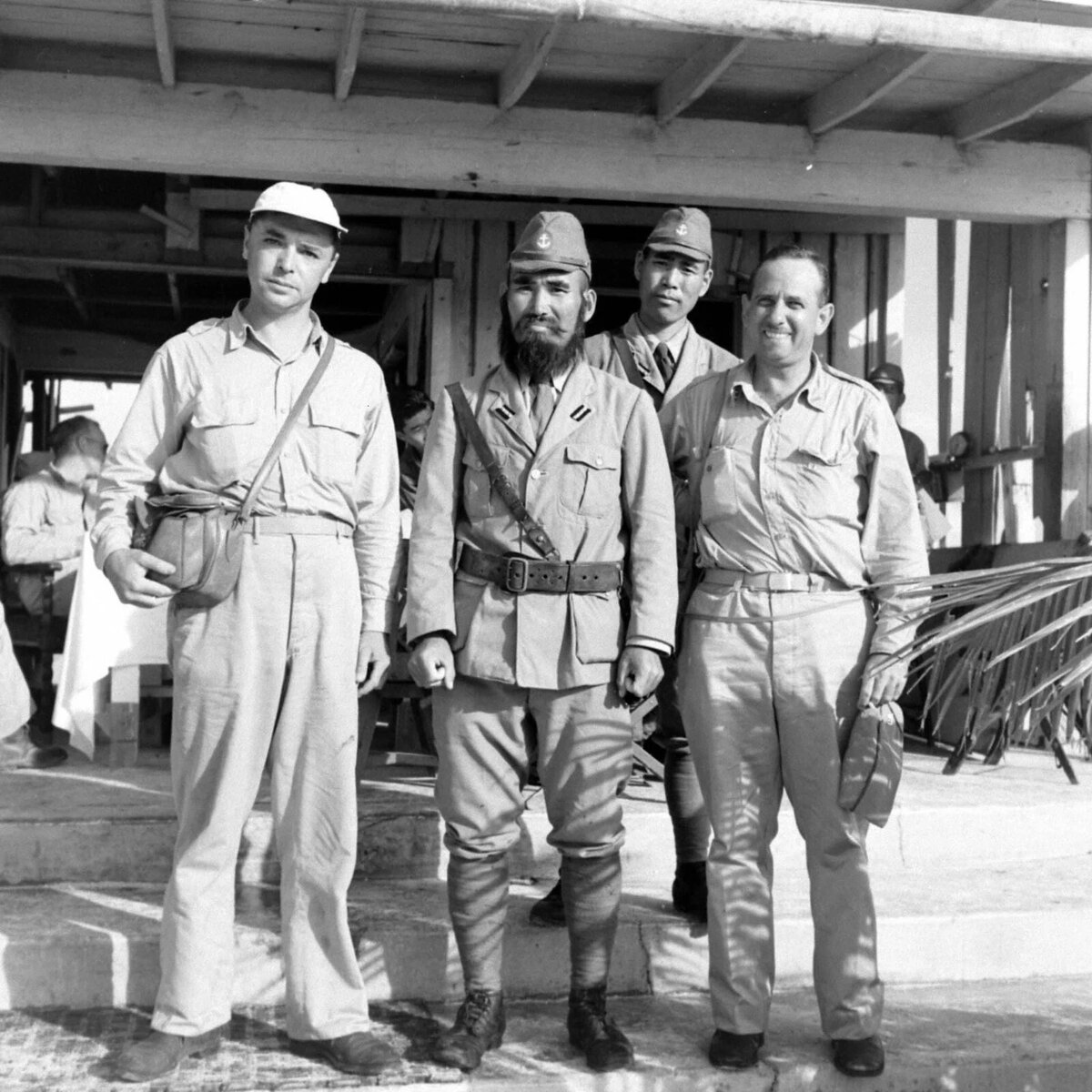 Фото на память. Судя по сжатым кулакам - думает, все сейчас пойду и побреюсь!