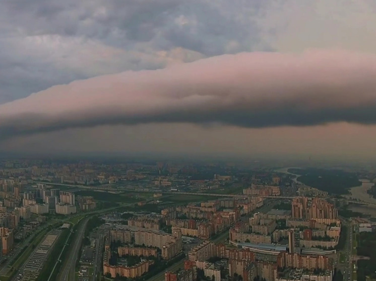     На кадрах видно, как облачный вал стремительно уходит за горизонт, растворяясь в лучах закатного солнца. Фото: скриншот с видео пресс-службы Лахта Центра.