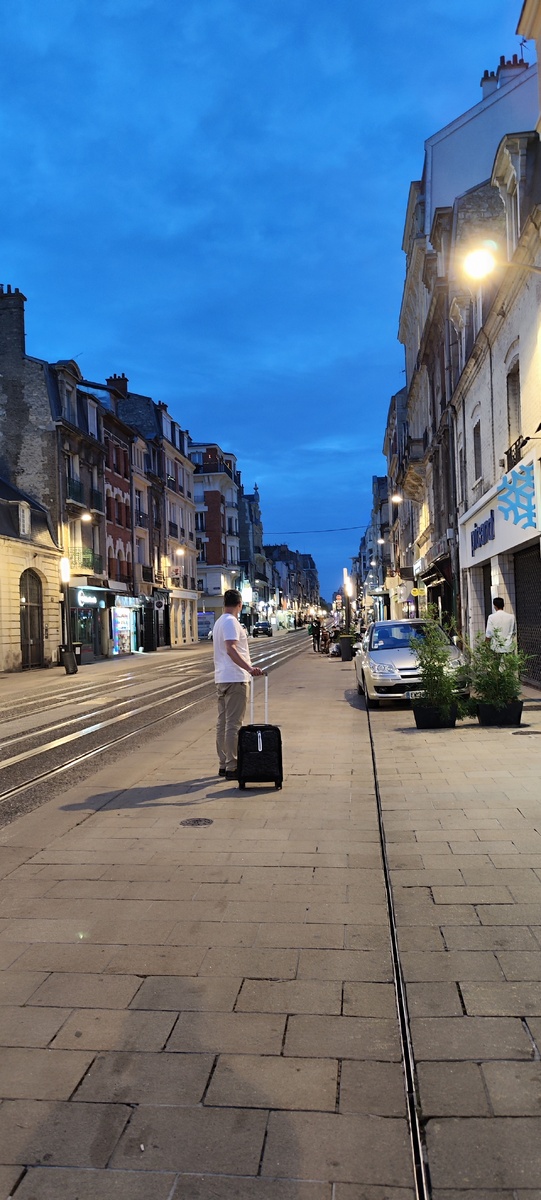 Идём к отелю пешком 