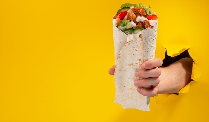    Врач назвала шаурму опасной едой в жару