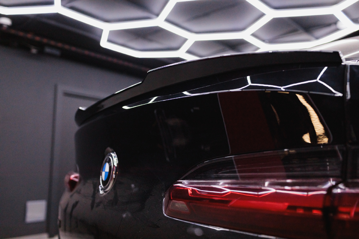 Источник фото: https://custom-heroes.ru/raboty/marka-avtomobilya/bmw/ustanovka-spoylera-na-bmw-x4-g02-krasota-kotoraya-realno-rabotaet/