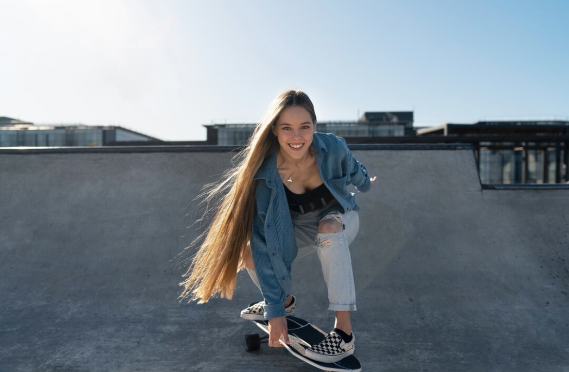 Девушка прислала примерно такое фото. ☺️🛹 (это не она, это фото с фотобанка)