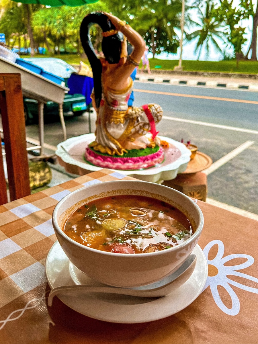 Тайская кухня может нравиться или нет, но равнодушным не оставляет никого. Она предлагает массу уникальных и непривычных для европейцев блюд. Кухня Таиланда острая, пряная, сладкая, соленая, кислая и все одновременно🤪

 Мы составили топ 6 блюд тайской кухни, достойных внимания каждого туриста:

 1. Том Ям. Это блюдо можно назвать визитной карточкой Таиланда, его надо попробовать обязательно. Мы очень любим этот суп. Бульон для Том Яма готовится на основе лемонграсса, лайма, корня галангала (очень похож на имбирь) и других пряных трав. Часто его варят на кокосовом молоке. Том Ям бывает с курицей, креветками или миксом морепродуктов. Советуем с этим супом заказать порцию риса. Если Том Ям покажется вам слишком острым, то можно будет заесть его рисом.