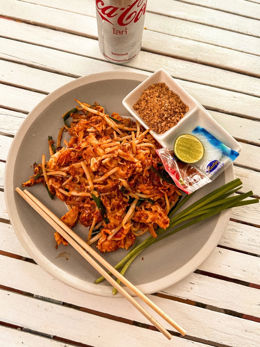 2. Пад Тай. Это, пожалуй, самое популярное у туристов тайское блюдо. И это вполне оправдано: тарелка рисовой лапши с вкуснейшим соусом, курицей или креветками, свежими овощами, приправленная жареным арахисом, лаймом и веточкой кинзы. Что может быть лучше? При этом Пад Тай очень сытный и стоит недорого.
