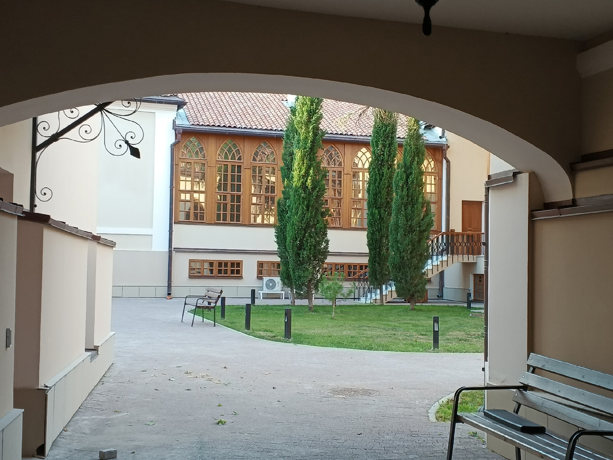 Во двор не войти, он закрыт, но вид прекрасный. Фото Галины Малышевой.