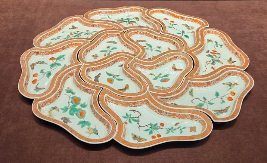 Составное блюдо из 12 секций с росписью золотом и полихромной росписью  в виде цветов и бабочек. Эпоха Цин (1644-1911), фарфор