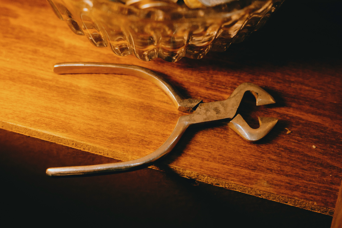 Одни из множества щипцов для колки сахара в нашем магазине