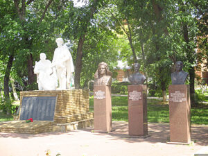 Бюсты троих старочеркассцев – Героев Советского Союза: М.В. Ковалева, В.Д. Резанова и П.Е. Татаркина. / ФОТО из архива редакции Администратор  📷
