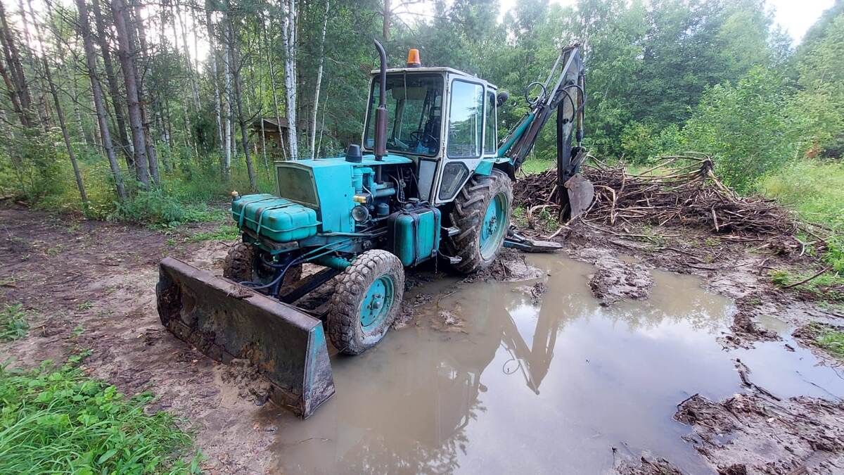 Экскаватор ЮМЗ в болоте