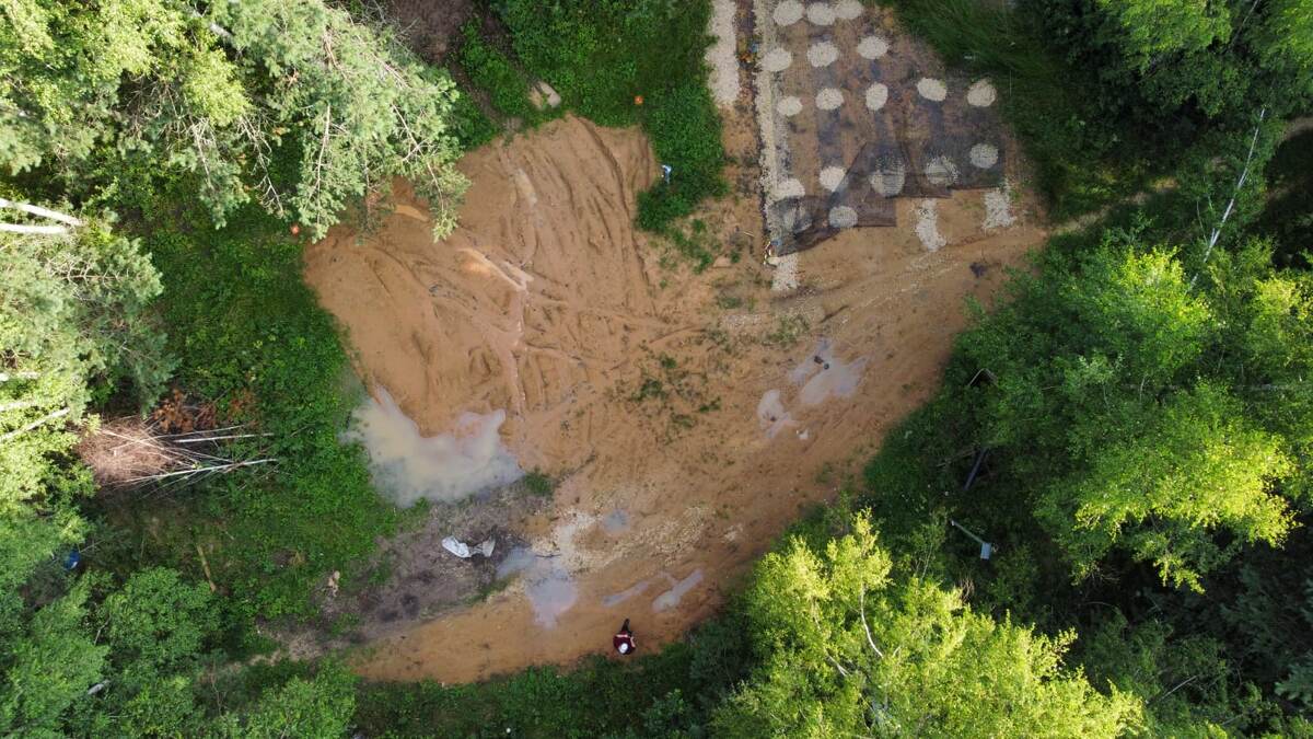 Подготовка парковки справа.