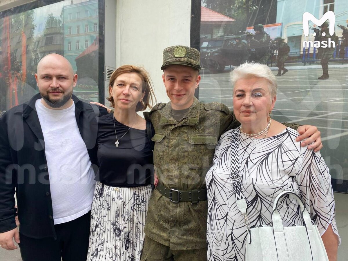    Глеб Калюжный с семьёй. Фото: ТГ-канал Mash