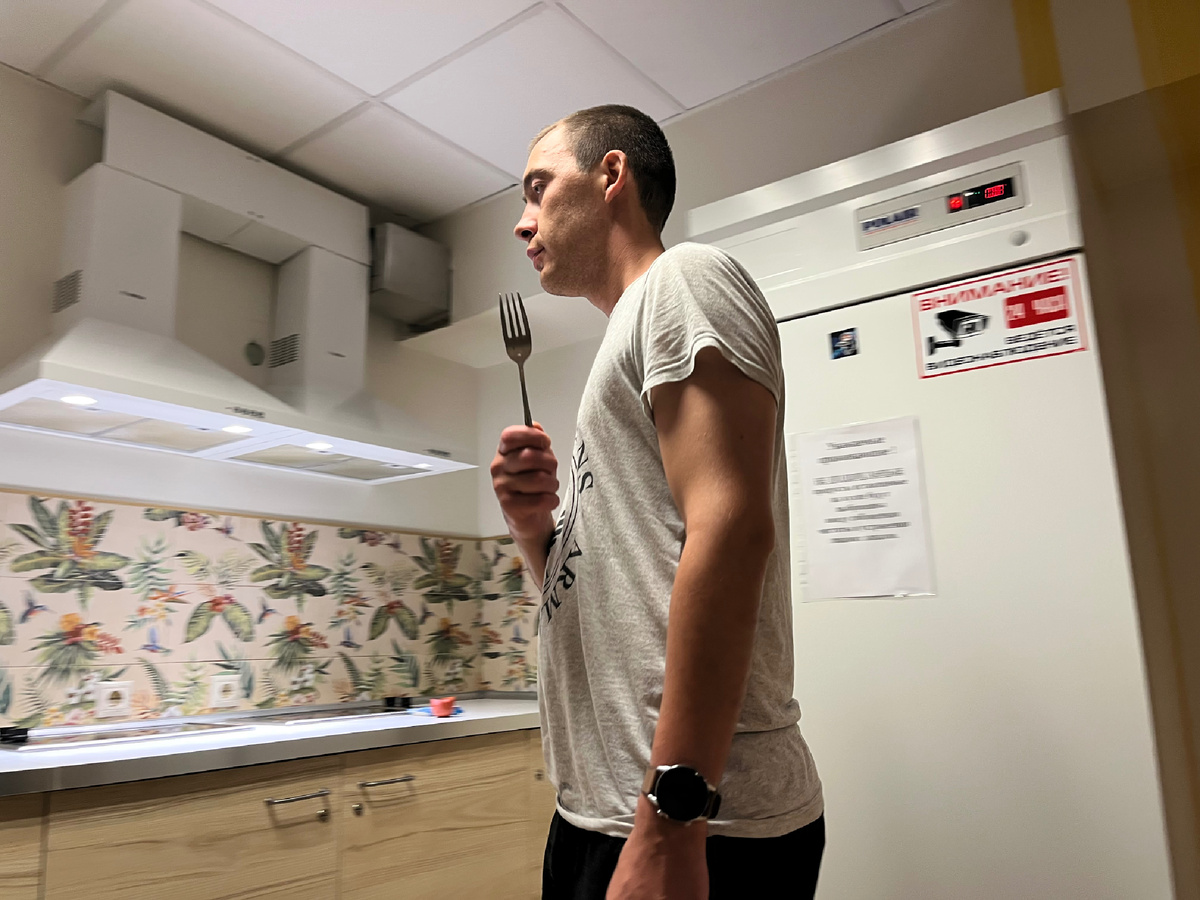 Это четырех летний сын меня сфоткал. Попросил поднять вилку. Это мы в Адлере, в гостинице возле ЖДАТЬ вокзала, на кухни. 