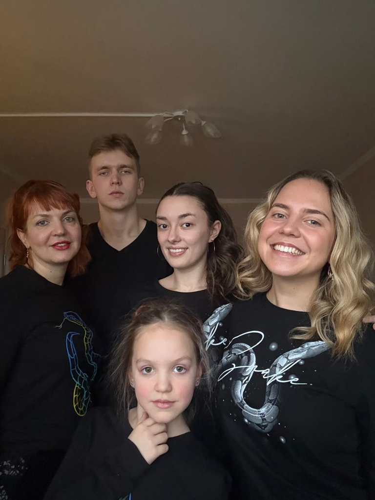 Разный цвет волос укладки на картинке присутствуют все основные типажи. Плюс минус все ведут правильный образ жизни.