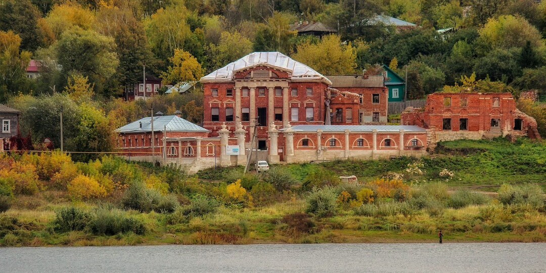 Усадьба Кастровых все ещё находится в поиске нового владельца. Её текущая цена - 15 миллионов рублей