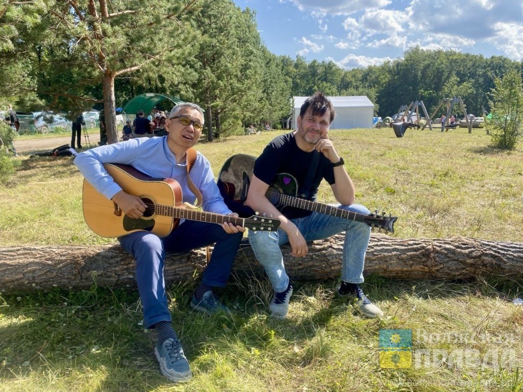 Александр Ли и Александр Чёрный "разогреваются" перед сценой📷    Волжские музыканты стали дипломантами знаменитого Грушинского фестиваля
