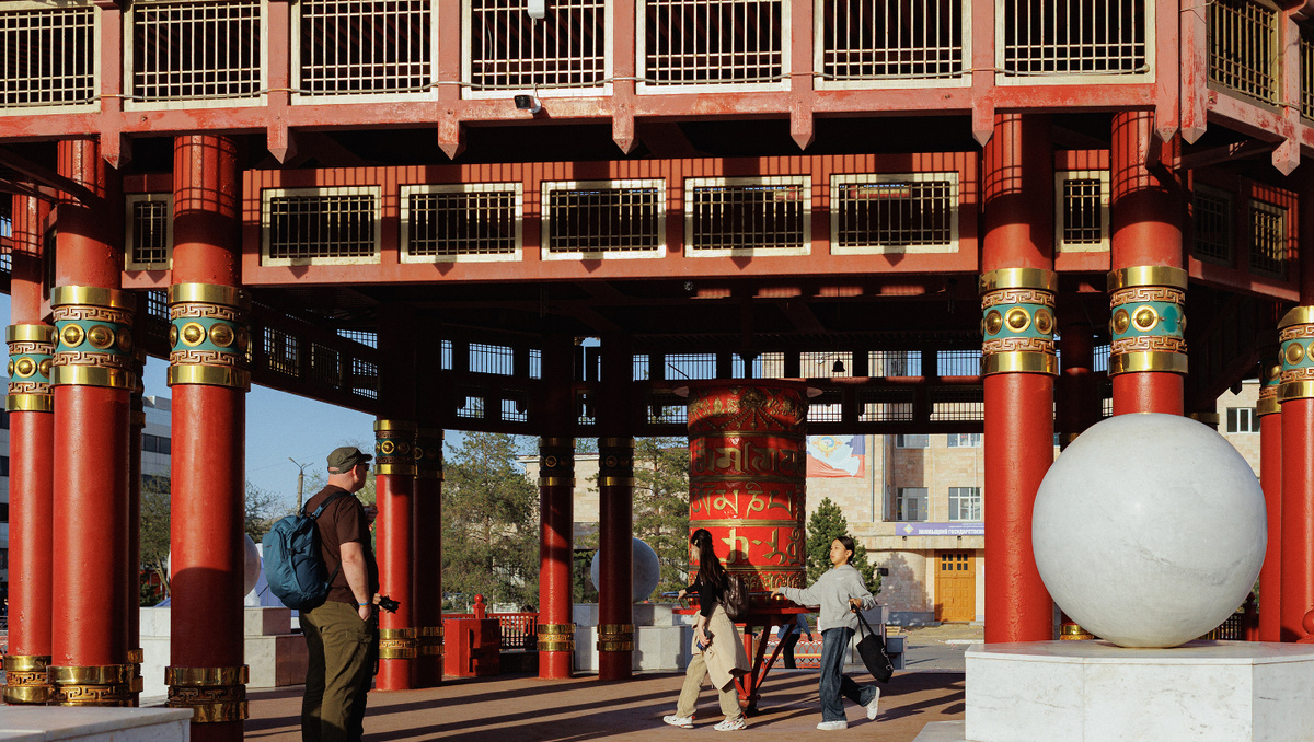     Фото: Ксения Онуфриевич Тут и там мы видим традиционные буддийские объекты. Плоские крыши многоэтажек перемежаются «летящими карнизами». Тут и там встречаются молитвенные барабаны, или кюрдэ — их может крутить любой желающий