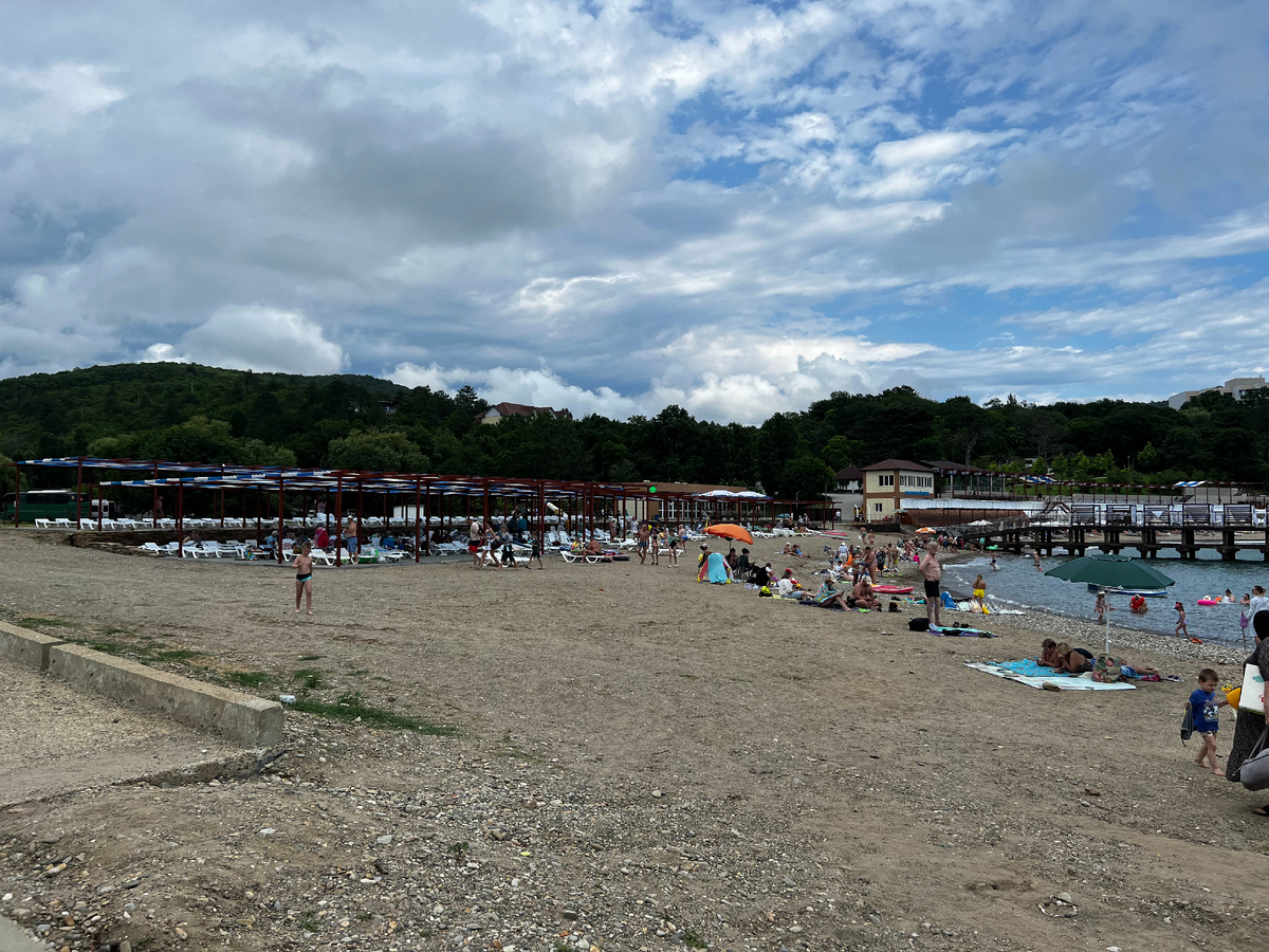 Шезлонги под навесом