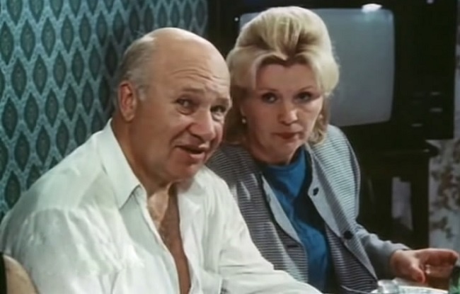 Сниматься в таком кино можно, разве что с лютой голодухи. Кадр из фильма «Американский дедушка» (1993). Скриншот.