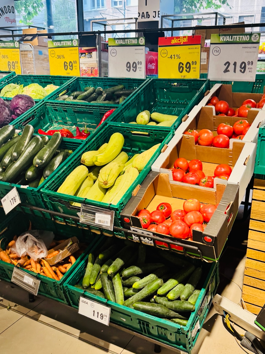 по вкусу овощи обычные, мы огурцы и помидоры на салат брали - нормальные, вкусные