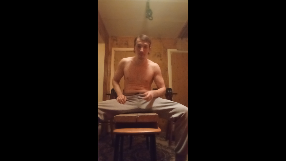 Собственно я на своей самодельной скамье для жима лёжа.