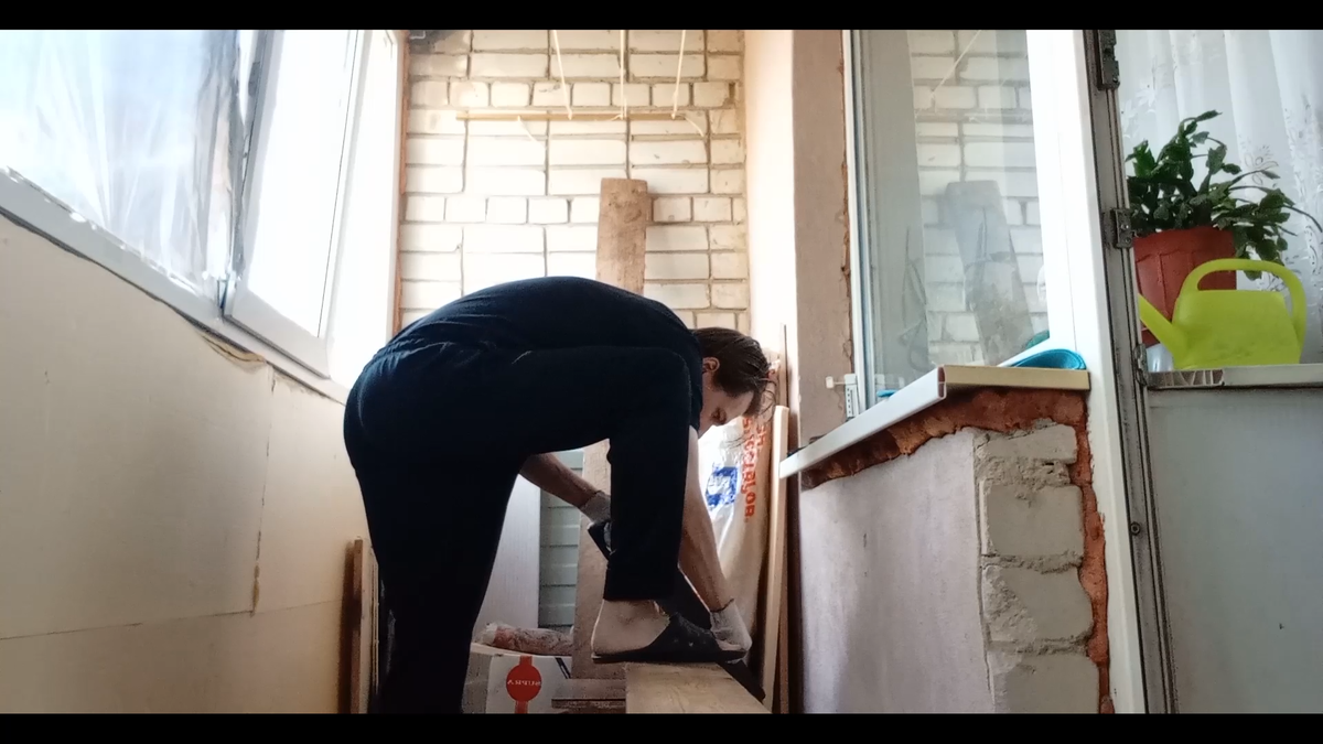 Пилю доски.