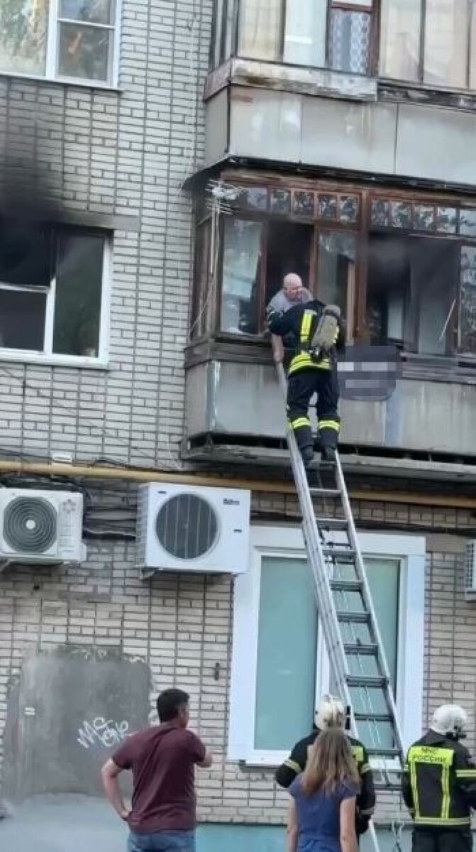    В Барнауле пожарные вынесли из горящей квартиры 90-летнюю бабушку. Источник: ГУ МЧС по Алтайскому краю