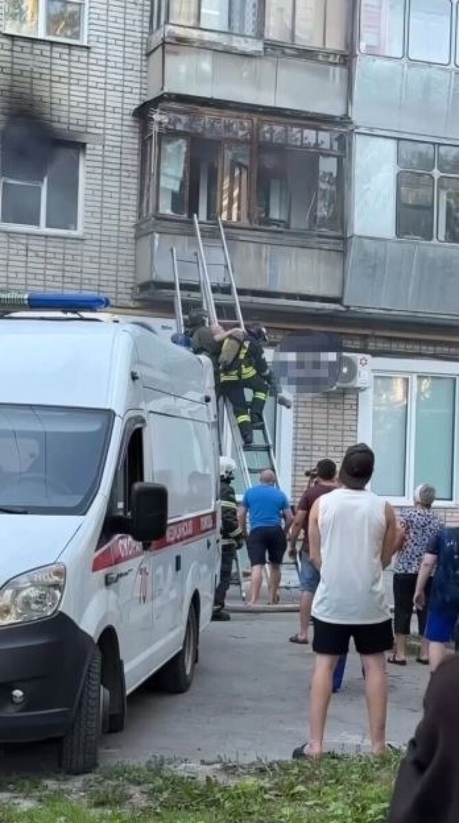    В Барнауле пожарные вынесли из горящей квартиры 90-летнюю бабушку. Источник: ГУ МЧС по Алтайскому краю