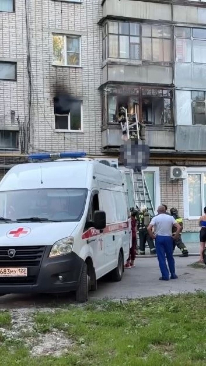    В Барнауле пожарные вынесли из горящей квартиры 90-летнюю бабушку. Источник: ГУ МЧС по Алтайскому краю