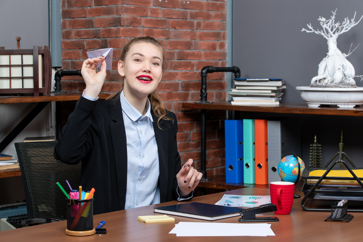 Фото: Freepik/@kamranaydinov                                                                                                                     15 секунд детства вместо кофе: Почему бумажный самолетик стал главным антистресс-инструментом 2025 года?