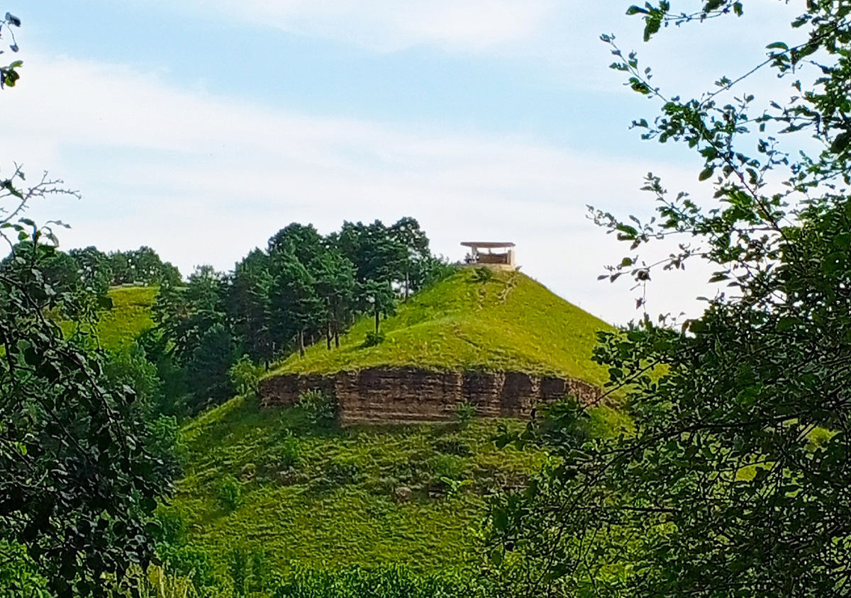 Вид горы Сосновая с горы Пикет. Фото автора.