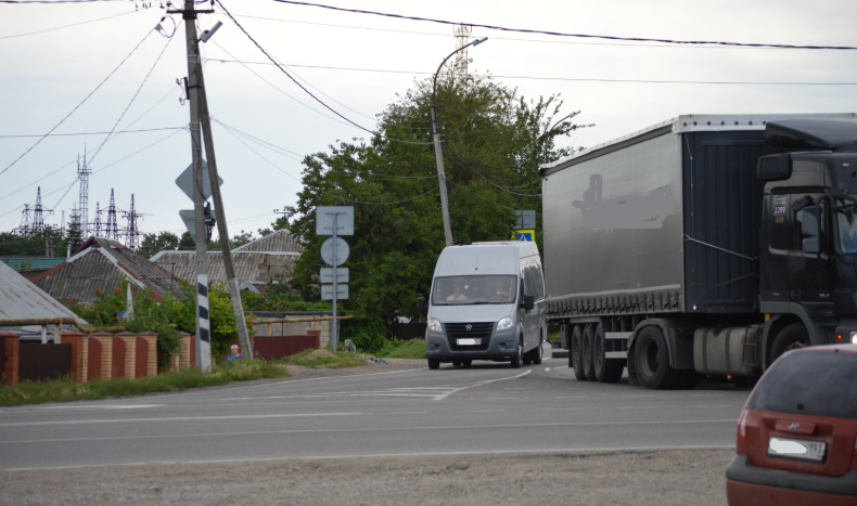 Фото автора. Лето 2025. Сложный перекрёсток. Трудно разъехаться не задев друг друга.