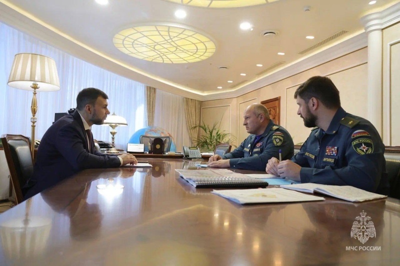    С главой МЧС России Александром Куренковым обсудили ситуацию с водой в Республике, разминирование освобожденных территорий