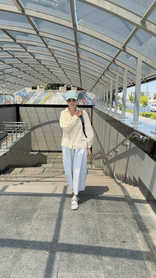 Зову мужа перейти через дорогу, посмотреть как будущие студенты тесты сдают. Прямо на открытом воздухе организовали университетские тесты для поступления. Там сотни студентов, их родители, друзья, родственники все кому небезразлично будущее их детей, сидят и терпеливо ждут их до самого вечера. Уже 2 недели такое наблюдаем. Там скорые дежурят, полиция везде стоит, гаишники, огромную столовую организовали. А муж не хочет идти, говорит, что жарко ему, скриншот с погодой ниже. У нас показывает +39, но реальная жара +44 градуса. Здесь настойчиво рекомендуют сейчас носить закрытую свободную светлую одежду из натуральных тканей. Я слушаюсь. (Почему-то гифки преображают мои губы в синий цвет😯)