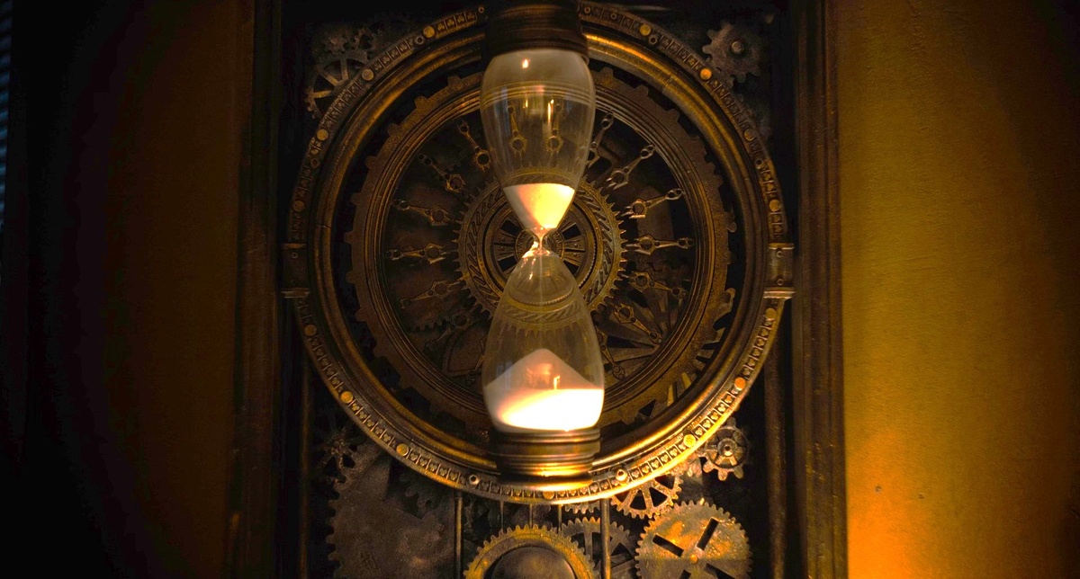 Песочные часы, символ игры, в фильме имеют большее значение. Кадр из к/ф Until Dawn.