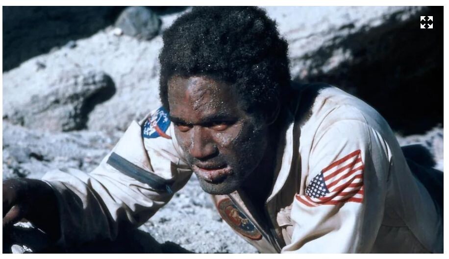 "Он быстро снял шлем и окунул лицо в лунную пыль"