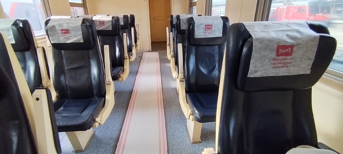 Имейте в виду - 10 вагон, место 29, поезд в 7.35 - место по ходу поезда 