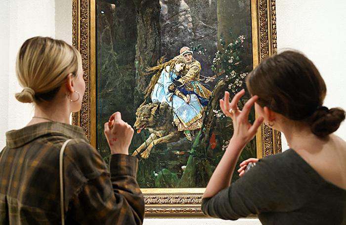    Зрители у картины «Иван-царевич на Сером Волке» Виктора Васнецова. Третьяковская галерея.Артем Геодакян/ТАСС