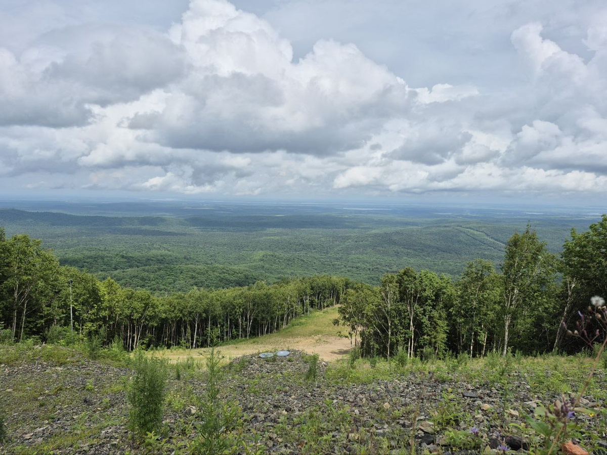 Вид на город с вершины трассы «Полковник» на ГЛК «Хехцир»