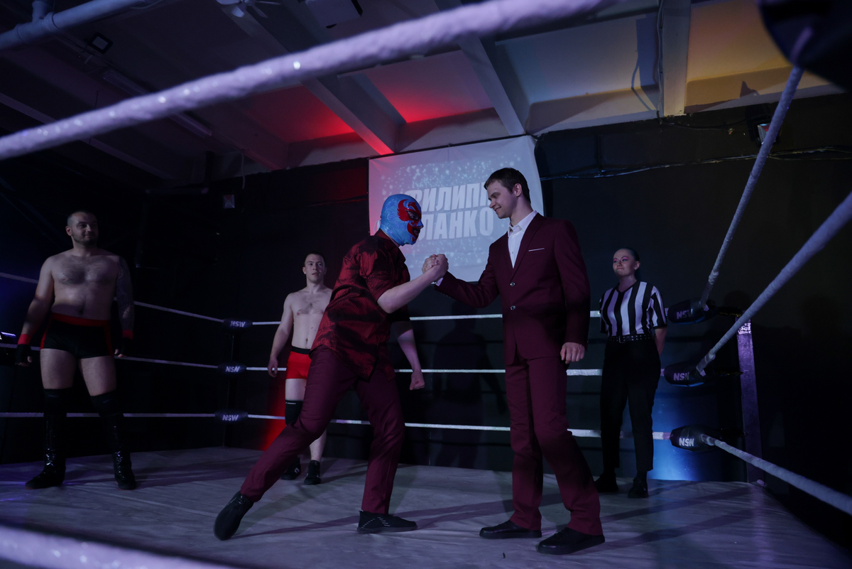 Матвей Бокалов приветствует своего командного партнёра Филиппа Бланко на шоу CF 28.06.25. На фото слева направо: Руслан "Акела" Ангелов, Михаил Князев, Филипп Бланко, Матвей Бокалов, Эрика Шульц (главный рефери NSW)